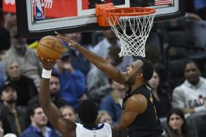 高效输出！莫布里9投5中&罚球8中6 得到18分5板4助2断