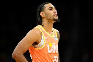 有3有D！杰伦·泰森上半场7中5 砍下12+2+2+2帽&正负值+10