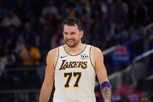 专注于篮球吧&停止抱怨！东契奇半场12中6得15分4板3助 再吃T禁赛