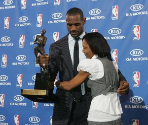 詹姆斯：母亲生我时只有16岁 我从小下定决心改变我和母亲的命运