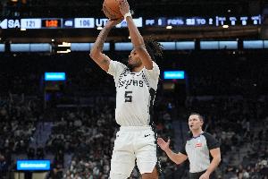 全面输出！卡斯尔半场7中5高效拿下13分5板7助 正负值+25