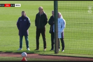 重视青训！拉特克利夫现场观看曼联U18梯队比赛
