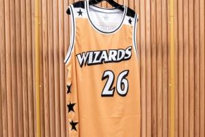 复刻赠礼！奇才将为今晚的10000名球迷送出00年代的复古金色球衣