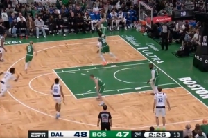 还能硬解！米德尔顿撤步强投命中 并造塔图姆犯规加罚也有