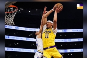 关注比赛！詹姆斯社媒转发海斯暴力隔扣&东契奇神奇打板三分