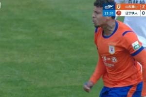 非常不满！克雷桑连续过人后被对方伸腿绊倒，裁判未吹犯规