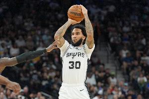 就攻了一节！尚帕尼10中6&三分8中5得20分 第三节轰17分助队追分