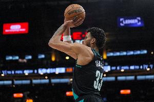 虎头蛇尾！卡马拉首节14分&后三节7中1 全场13中5得16分6板2助6断