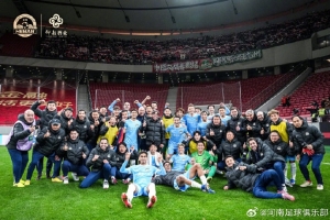 河南俱乐部彩陶坊2-1上海海港 钟义浩闪击、迈达纳建功