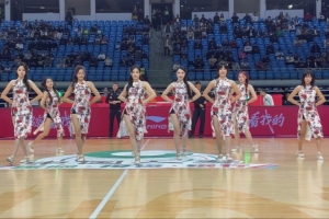 新主场首秀！媒体人分享广州男篮主场啦啦队精彩表演