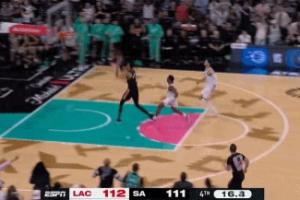 关键回合！文班扑防小卡弧顶3分直接下快攻 福克斯四分卫长传反超