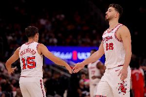 解说：幸好最后时刻乌度卡选择了谢泼德 手感不好不能有2防守弱环