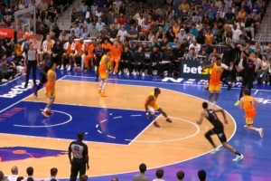 拦不住了！希罗兜出来借掩护加长三分空心再进！个人三分9中8了！