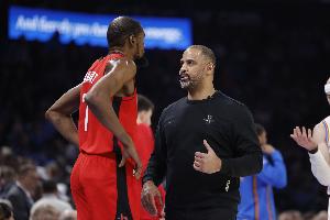 又在熬老头！杜兰特背靠背两场比赛一共出战81分钟