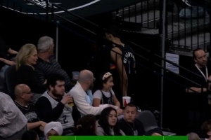 虚惊一场！首节未结束文班亚马突然返回更衣室 已经回到场边