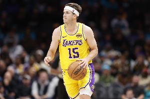 在场上干哈呢？里夫斯首节4中0一分未得&上篮也不中 送3助攻