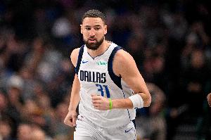 连珠炮！克莱外线开火连中2记三分 帮助独行侠迅速迫近比分