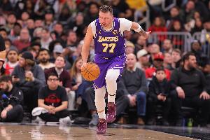 英雄出少年！东契奇单赛季10次40+5+5位列湖人队史首位