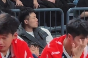 比赛太无聊？周琦带娃看星锐赛 小儿子涂涂看了不到一节睡着了