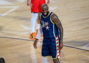 解说：詹姆斯若想打肯定还想要5200万年薪 哪支球队给得起呢？