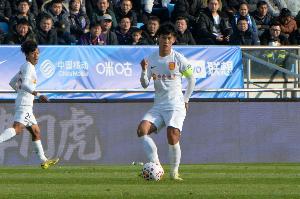 向余望中超首秀数据：跑动积极；过人和射门数为0，13次丢失球权