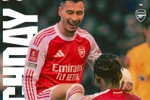 足总杯1/8决赛！枪手晒出此役海报：马杜埃凯为马丁内利擦鞋庆祝