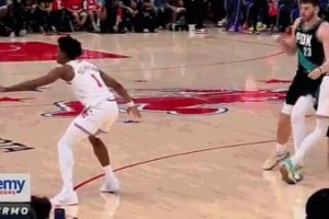 好在没事！杜兰特被克林根撞了胳膊 揉了揉继续打