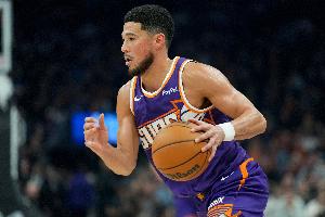 不理想！布克半场6投仅2中拿到7分4助 三分4中1