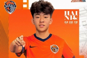 媒体人：赛后不少媒体人想采访上演中超首秀的邝兆镭，但没能实现