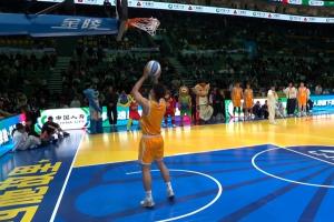 笑疯了刘冠杉扣篮前想把篮网用球砸下来 结果三投不中