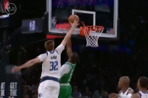 双核连线！塔图姆篮板&杰伦·布朗转换欧洲步上篮得分