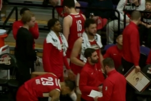 教练示意该往里去！杨瀚森压哨三分球投出三不沾