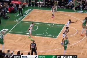 还没开！塔图姆弧顶借掩护三分出手 球偏出较多