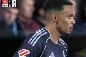 护送对手破门！阿诺德遭解说群嘲：防守啥也不会；像在电梯口礼让