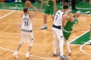 可惜！克莱速射三分命中 但因德怀特·鲍威尔进攻犯规被判无效