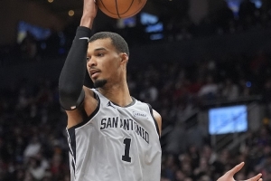 文班亚马：好好睡两晚对来说将会很有帮助 我会很快恢复过来的