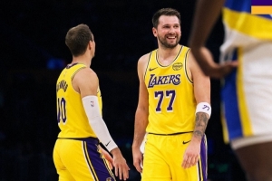 双白闪耀！湖人官方晒赢球海报 东契奇&肯纳德登上封面