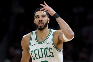 媒体人：塔图姆存在感很足 他像从前一样做一切事情 直到找回手感