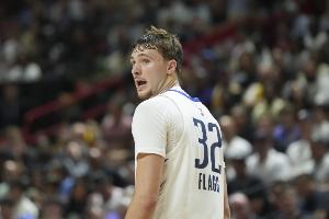 轻伤不下火线！弗拉格开场崴脚后坚持作战 半场11中4拿10分4板3助