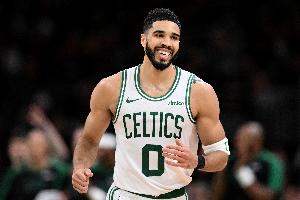 解说：塔图姆在激励所有遭受伤病困扰、遭遇艰难困苦的人们