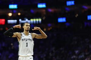 米奇：昨天文班的上场时间到极限了 所以今天没让他打太久