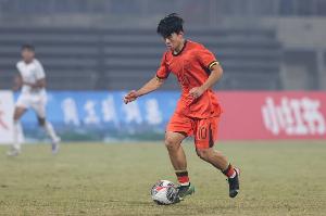 16岁11个月零22天的邝兆镭迎首秀，为中超历史最年轻首秀球员第10