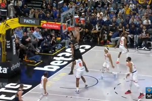 回归首球！阿隆·戈登接球直冲内线 起飞送上暴扣打停对手