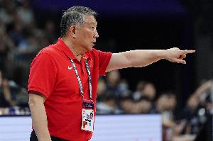 对比强烈！中国女篮首节三分7中5火力全开 捷克女篮三分8中1