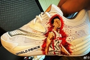 赵继伟全明星正赛球鞋！两只鞋上有他代表国家队的两个DIY形象