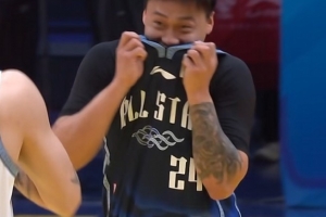 真·没脸见人了！赵睿侧翼超远三分投出三不沾 自己拿衣服捂脸