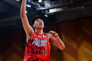 尽情展现！徐昕半场8中8砍17分 多次上演空接暴扣&三分一投即中