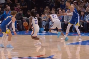 很值！双方拼抢出界给勇士球 雷霆挑战成功追加波津犯规在先