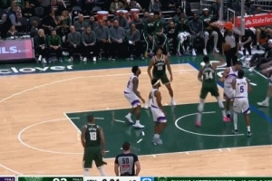 我来一这个！字母哥加罚不中自己抢板直接扣进2+2