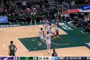 这个位置无人可挡！字母哥篮下隔人暴起单臂砸扣2+1